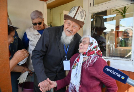 ​Неделя «Өнегелі ұрпақ» в Шымкенте началась с посещения 100-летнего ветерана