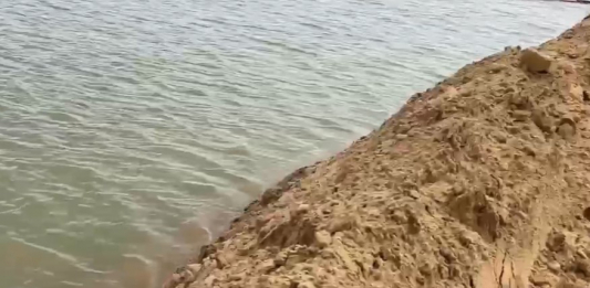 Су тасқыны: Сарайшықта зираттарды қорғау үшін 800 метр бөгет соғылды