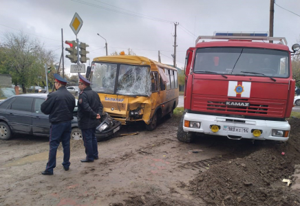 Павлодарда балалар автобусымен соқтығысқан КамАЗ өрт сөндіруге кетіп бара жатқан