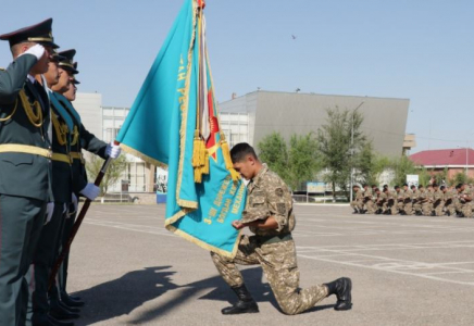 ТҮРКІСТАН: Әскери борышын өтеген сарбаздар үйлеріне қайтып жатыр