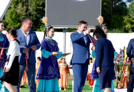 Шымкент жастар лигасының жеңімпаздарына шағын автобустар табыс етілді