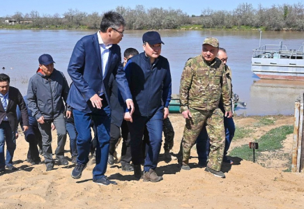  Олжас Бектенов су тасқынының екінші толқыны қарсаңында Атырау тұрғын алаптарын тасқыннан қорғау жұмыстарын тексерді 