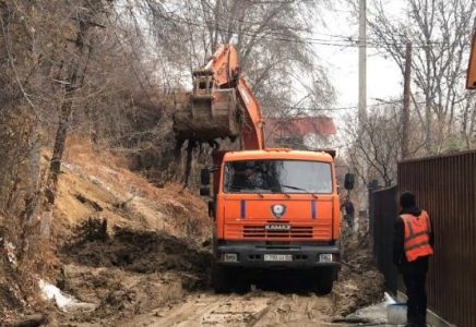 Алматыда су құбыры жарылып, топырақ көшкіні болды