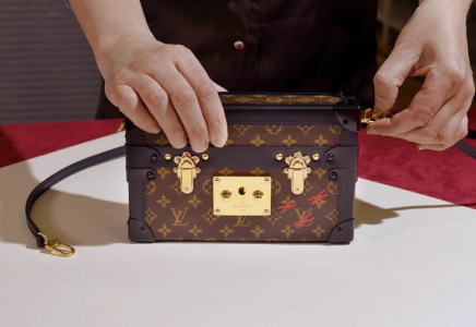 Алматыда «Louis Vuitton» брендімен жалған сөмкелер жасалған