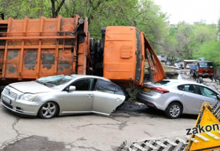 Алматыда қоқыс жинайтын көлік ауладағы автоларды 