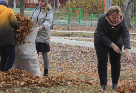 Семейде мұғалімдерге көше сыпыртқан шенеуніктер жазаланды