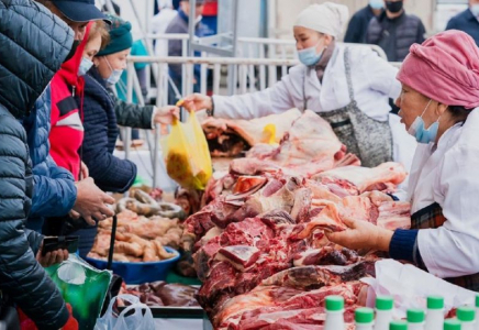 Елордадағы жәрмеңкеде жомарт кәсіпкер өз өнімін халыққа тегін таратты 