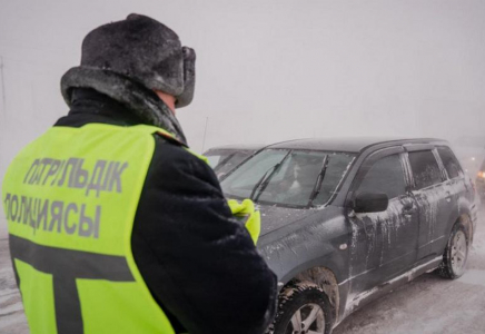 Синоптиктер ескертуін елемеген жамбылдық көлігімен қар құрсауында қалды