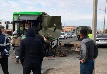 Атырауда автобус жүк көлігімен соқтығысып, 12 адам жарақаттанды  