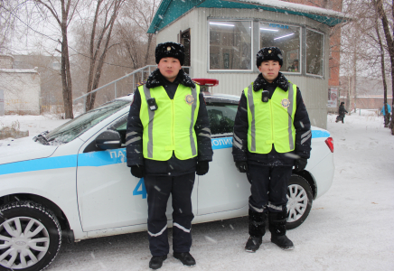 ​Өскемендік полицейлер көшедегі өртті қар тасып жүріп өшірді