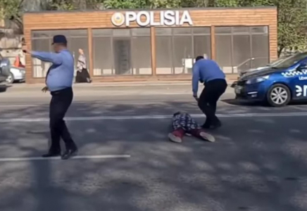 Жабайы сауда жасағаны үшін ұсталған әйел көлік астына түспекші болды