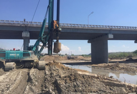 Шымкенттегі Бадам өзені бойында салынып жатқан көпір құрылысы қарқынды жүргізілуде