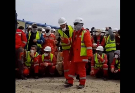 Теңізде жұмысшылар жалақы мәселесіне байланысты көтеріліске шықты