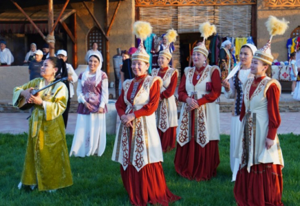 «ӨНЕРЛІ ӨЛКЕ»: Кентаулық өнерпаздар Түркістанда ән шырқады