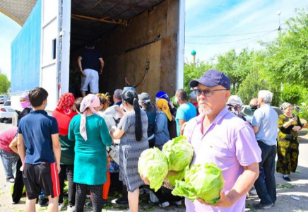 Мырзашөл өңірінің диқандары шымкенттіктерге 63 тонна қырыққабатты тегін таратты