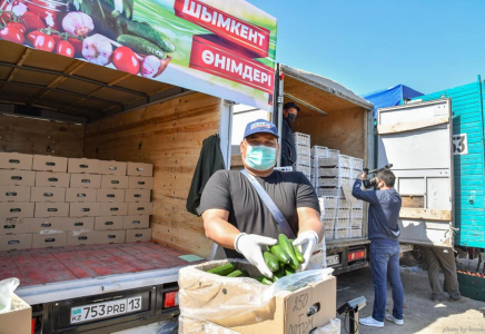 ШЫМКЕНТ: «Қазыбек» базарында жылыжайдан жиналған көкөністер сатылымға шықты