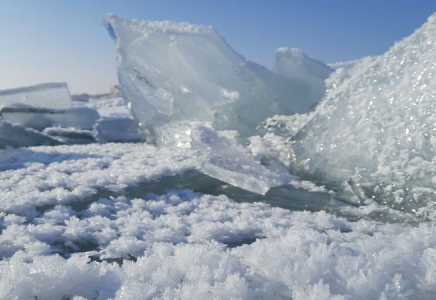 Мұз басқан Ертіс өзенінің ортасына барып алған бес бала құтқарылды