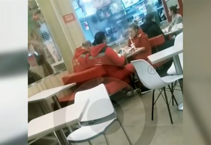 ​Дәрігерлер ес-түссіз жатқан адамға көмектесудің орнына KFC жеп отыра берген