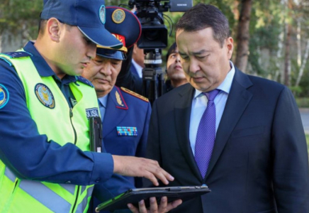 Премьер-министрге қазақстандық полицейлердің жаңа видеожетондары көрсетілді