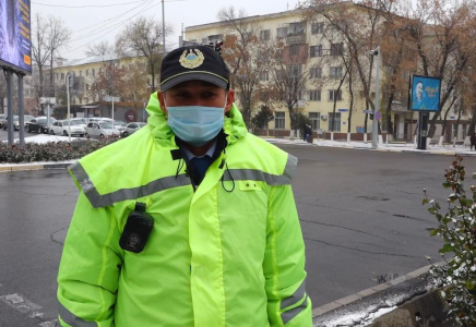 Шымкенттік полицей автокөліктен шыққан өртті сөндіріп, жолаушыларды құтқарды (видео)