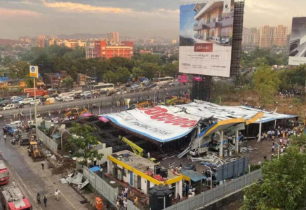 Үндістанда үлкен билборд адамдардың үстіне құлап кетті: Қаза тапқандар бар