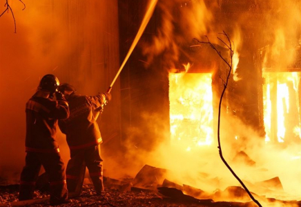 Өскеменде бомждар жылынамыз деп біреудің үйін жағып жіберді  