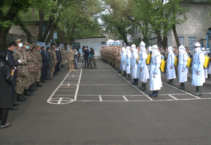 Шымкентте сарбаздар залалсыздандыру жұмыстарына көмектеседі