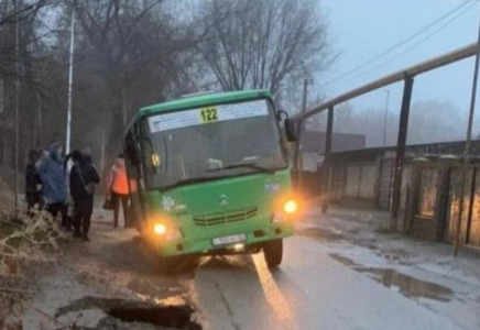 Алматыда жаңа асфальт опырылып, автобус шұңқырға түсіп кетті