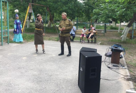 ​Шымкенттік өнерпаздар ардагерлерге мерекелік тосынсый жасады