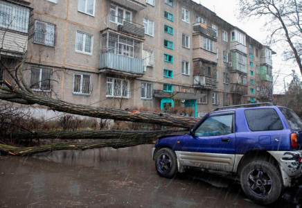 Алматыда дауылдан 15 ғимарат, 25 автокөлік зақымданды