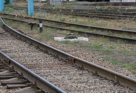 Петропавлда көлік рөлінде отырған әйелдің кесірінен теміржолда апат болды