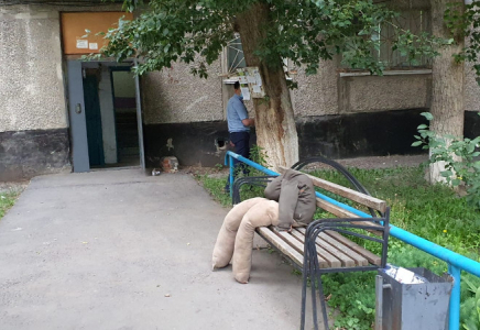 Ақсуда көршілері өлтірілген әйел мен екі баласы туралы айтып берді