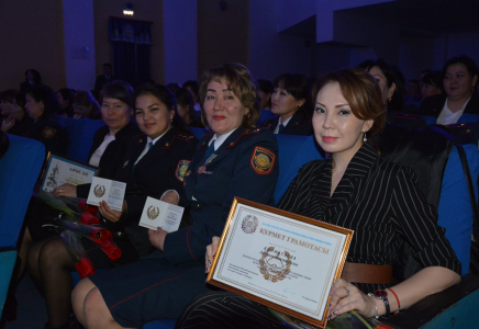 ​ТҮРКІСТАН: 8 наурыз мерекесіне орай 300-ден астам әйел полицейлер марапатталды