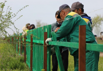 ТҮРКІСТАН: Арыста жасыл желек қоршалып, ағаштар ретке келтіріліп жатыр