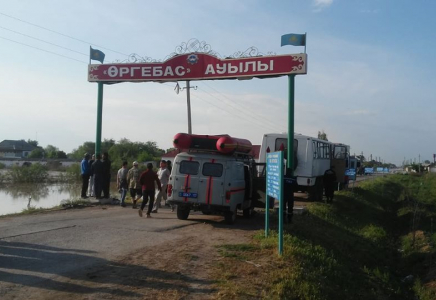 ​Шымкенттік құтқарушылар Мақтааралда су басқан елді мекен тұрғындарына көмек көрсетуде