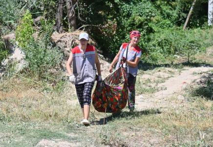 ​ШЫМКЕНТ: Әл-Фараби көшесінің бойында тазалық жұмыстары жүргізілуде