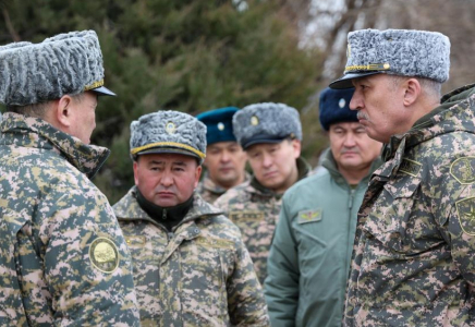 Қорғаныс министрі Шымкент гарнизонының әскери бөлімдерін тексерді