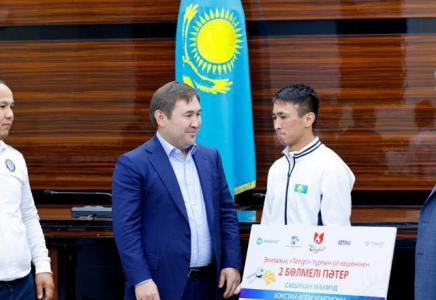 ШЫМКЕНТ: Бокстан Әлем чемпионатының жеңімпазы Махмұд Сабырханға пәтер табысталды