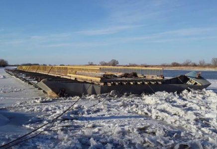 Аралда қалқымалы көпірдің жылжып кетуінен жол қатынасы үзілді