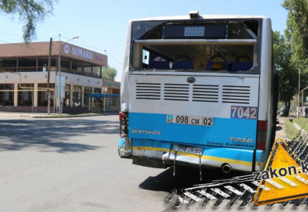 Алматыда жүк көлігі жолаушы толы автобуспен соқтығысты: жарақат алғандар бар