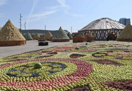 EXPO маңына жиналған жұртшылық Тәжікстанның ұйымдастырған көрмесін тас-талқан етті