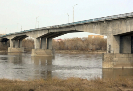 Семейде Ертістің үстімен өтетін қос көпір апатты жағдайда тұр