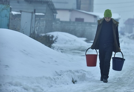 Жол бойына төгілген спиртті қостанайлықтар шелектеп құйып алып жатыр - видео  