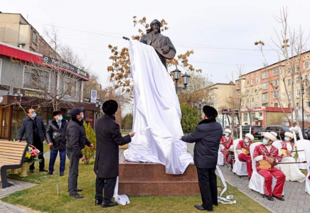 Шымкентте Сүгір Әліұлына арналған ескерткіш орнатылды