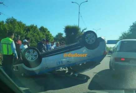 Шымкентте полиция автокөлігі аударылды