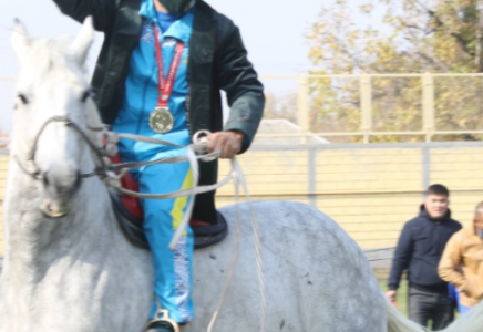 ​ТҮРКІСТАН: Төлебиліктер әлемдік додада жеңімпаз атанған балуанға құрмет көрсетті