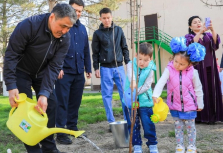 Жамбыл облысының әкімі бөбектер үйінің бүлдіршіндерімен бірге ағаш екті 