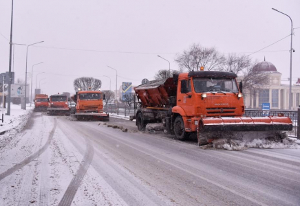 Шымкентте қар тазалау жұмыстарына мыңға жуық адам жұмылдырылды