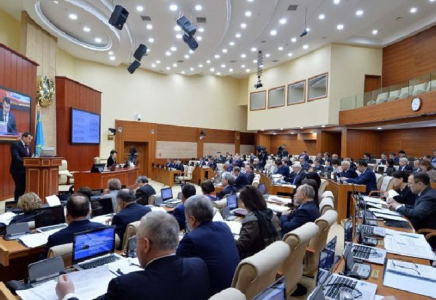 Мәжіліс екі депутат пен ОСК бір мүшесінің өкілеттігін мерзімінен бұрын тоқтатты