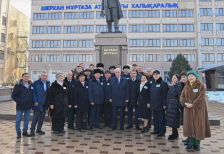 Президент Шерхан Мұртаза ескерткішіне гүл шоғын қойды